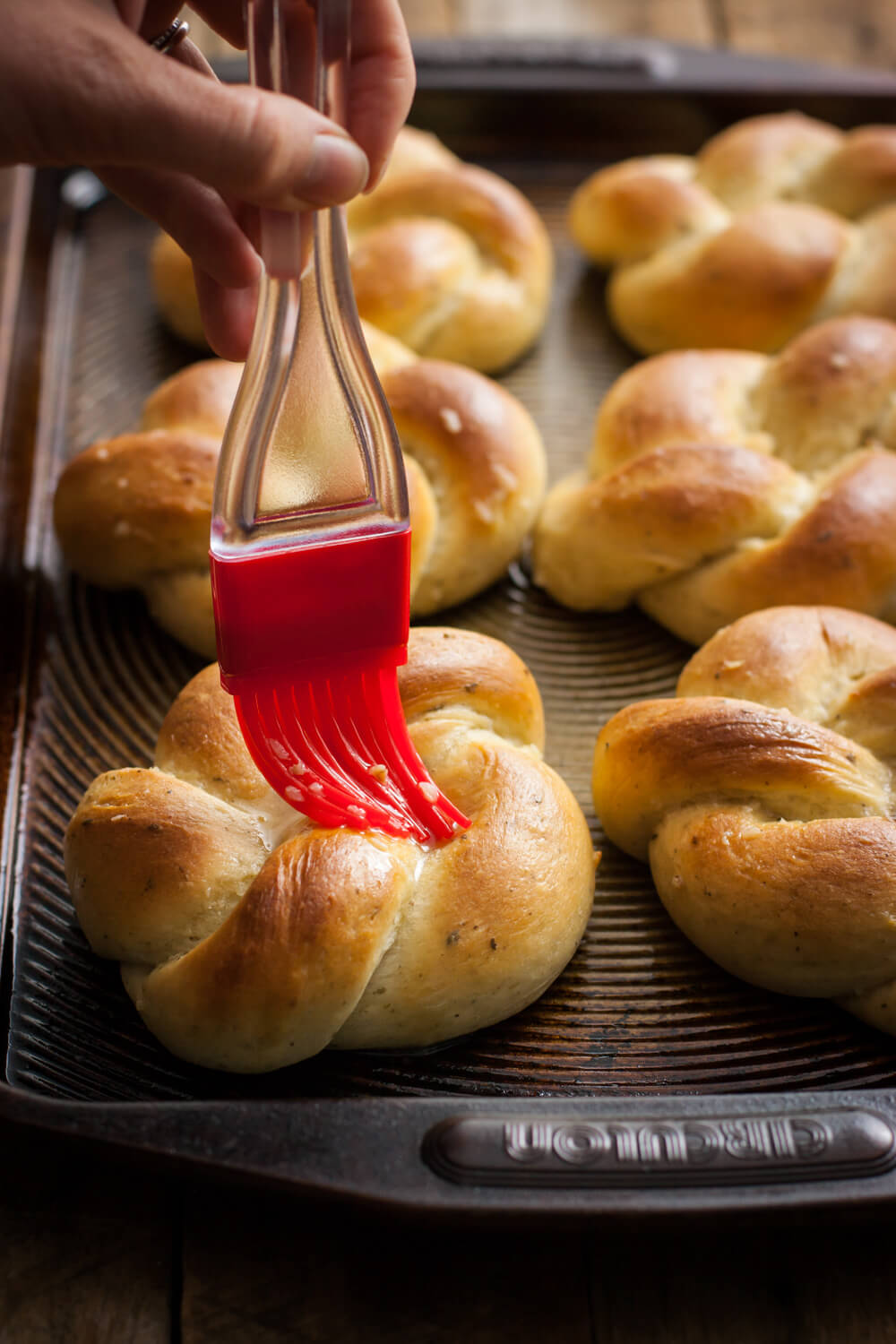 Vegan Roasted Garlic & Herb Dinner Rolls